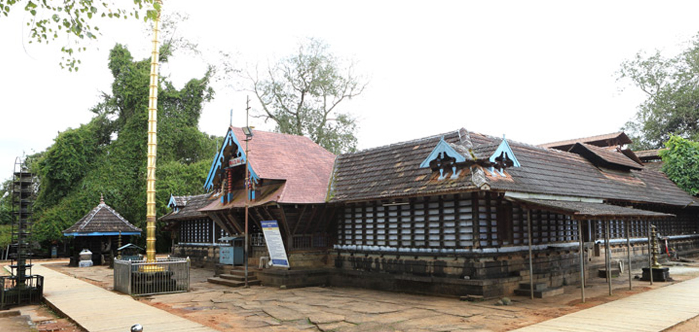 Thirumandhamkunnu Temple, Angadipuram